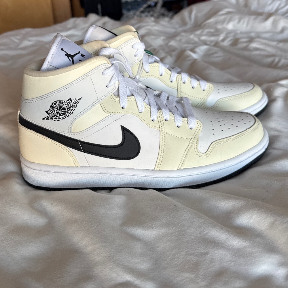 Wmns Air Jordan 1 Mid 'Coconut Milk'